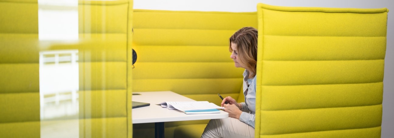 Mitarbeiter im Scrum-Meeting – psychologische Aspekte der Zusammenarbeit im Team