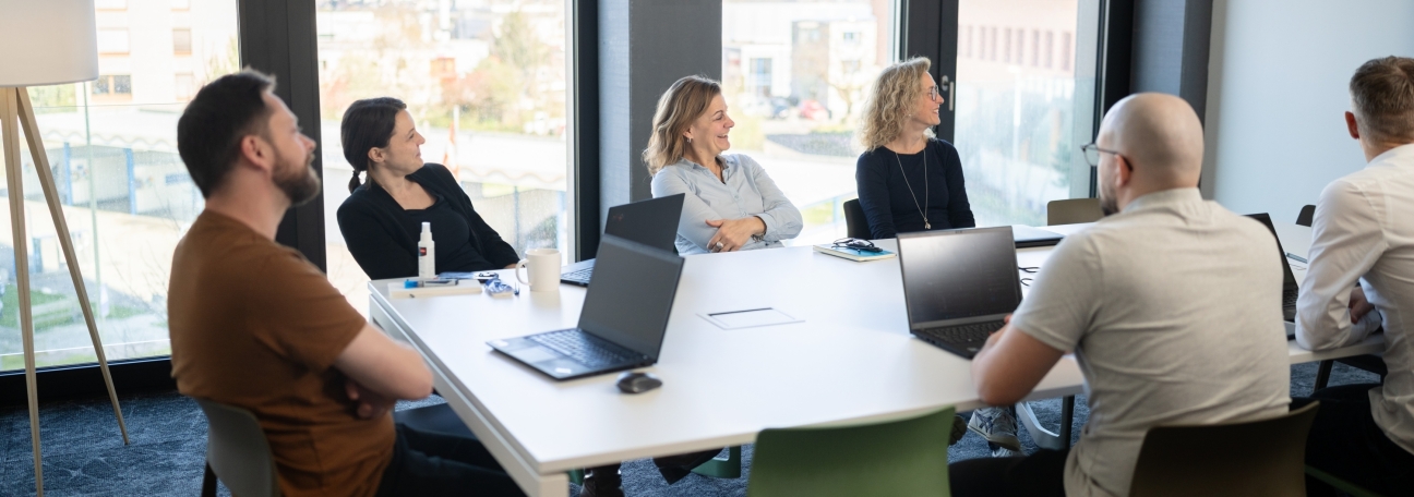 Mehrere Personen in einem modernen Meetingraum bei einem Workshop zur Prozessautomatisierung