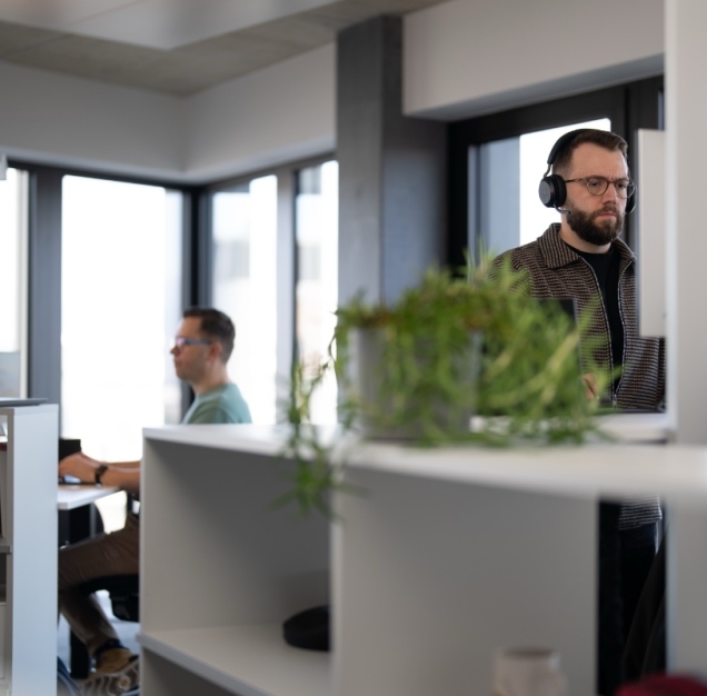 Mitarbeiter, die an der Automatisierung arbeiten