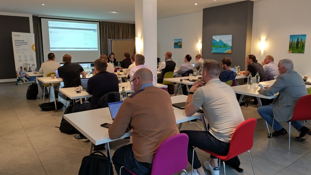 Fachpublikum beim Matrix42-Event – spannender Vortrag zu ITSM-Strategien und aktiver Austausch unter den Teilnehmenden.