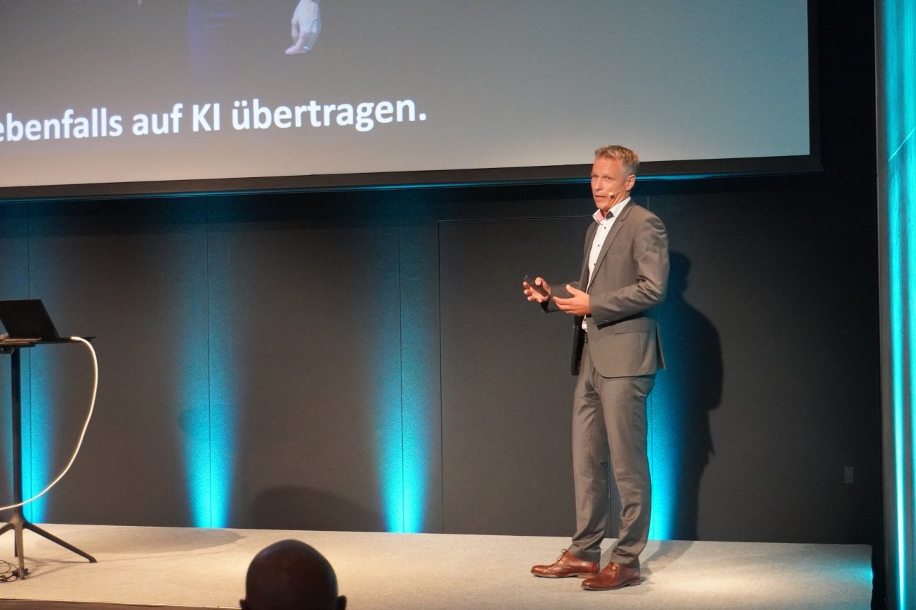 Edo Bezemer zeigt, warum Transparenz und Qualität Vertrauen in KI-gestützte Services schaffen