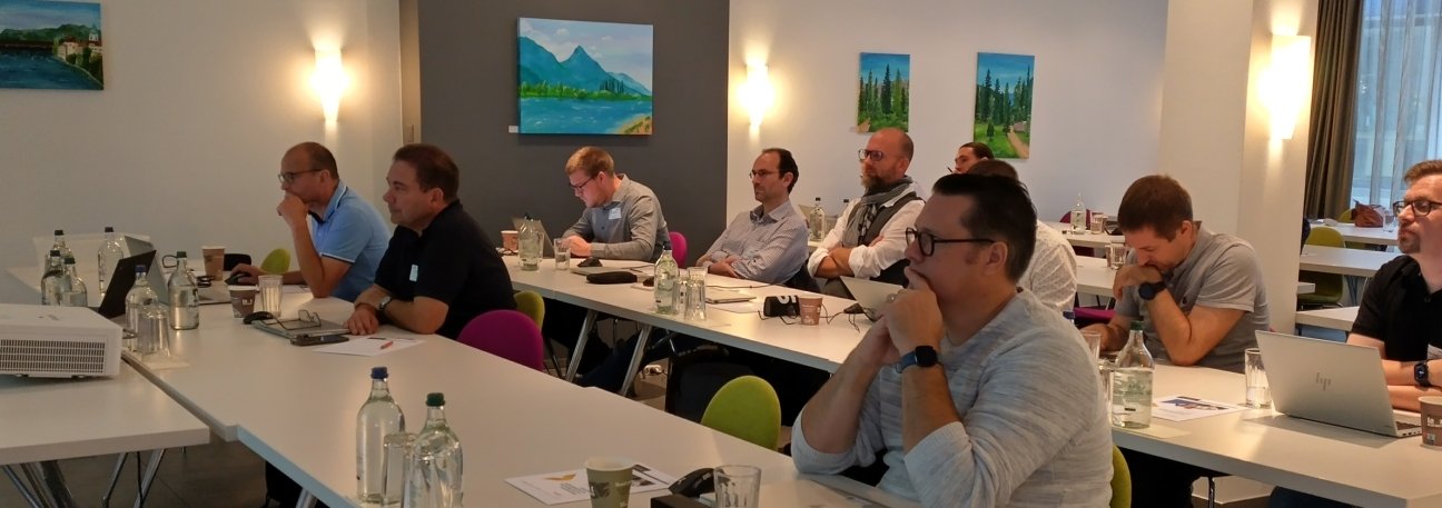 Teilnehmende verfolgen aufmerksam den Vortrag beim Matrix42-Event und tauschen sich über IT-Service-Themen aus.