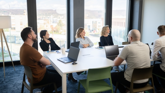 Mehrere Personen in einem modernen Meetingraum bei einem Workshop zur Prozessautomatisierung