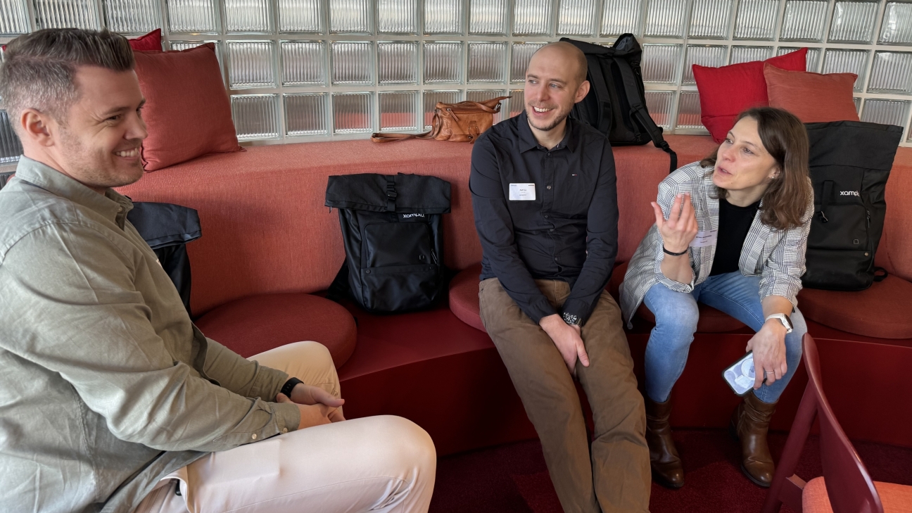 Lockerer Austausch zwischen Teilnehmenden.