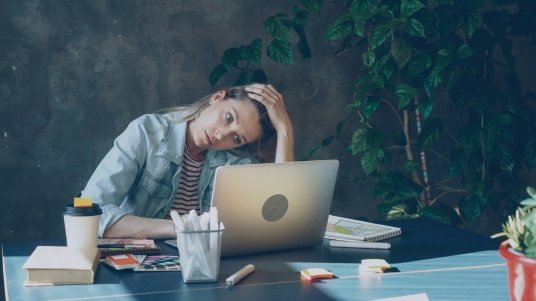 Mitarbeiter im Scrum-Meeting – psychologische Aspekte der Zusammenarbeit im Team