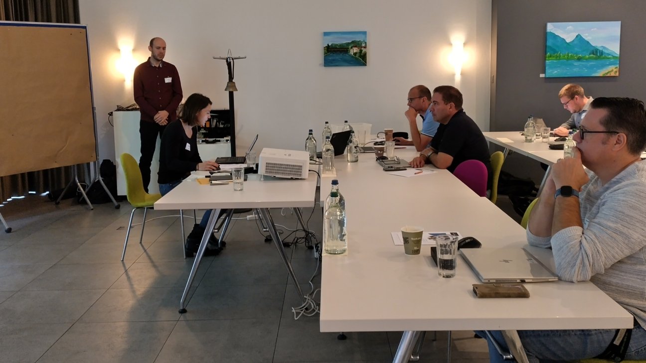 Beim Matrix42-Gruppentreffen hören die Teilnehmenden interessiert dem Fachvortrag über IT-Service-Management zu.