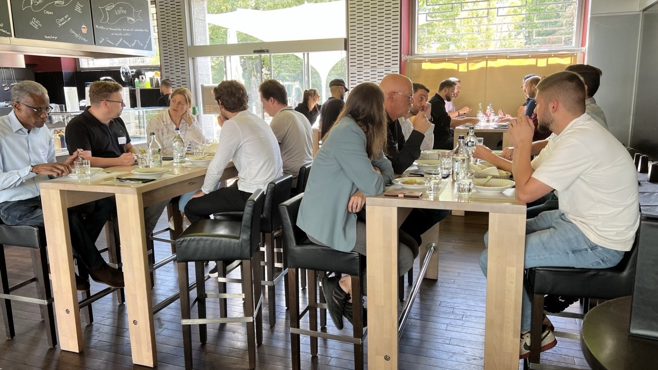 Networking und persönlicher Austausch der Teilnehmenden während des Mittagessens