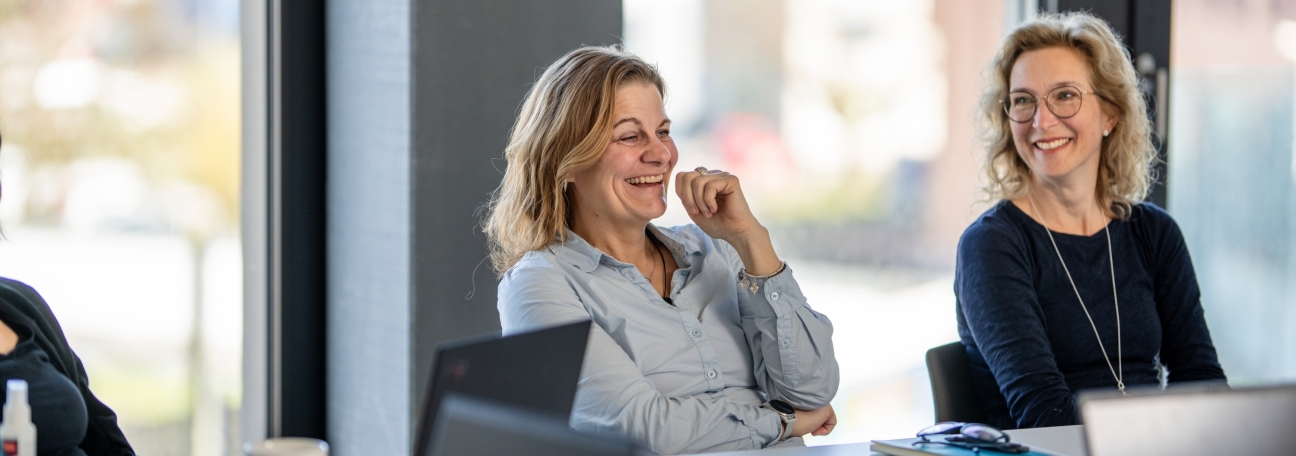 Zwei Mitarbeitende im Austausch über Stressmanagement