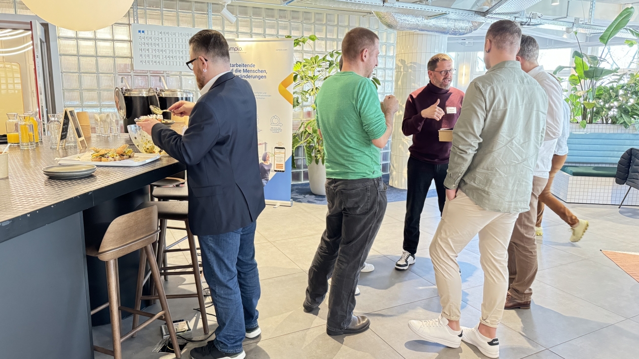 Teilnehmende im informellen Austausch während der Networking-Pause beim Matrix42-Event