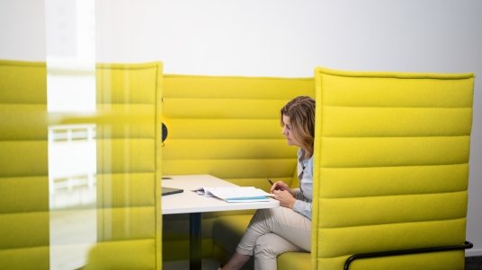 Mitarbeiter im Scrum-Meeting – psychologische Aspekte der Zusammenarbeit im Team
