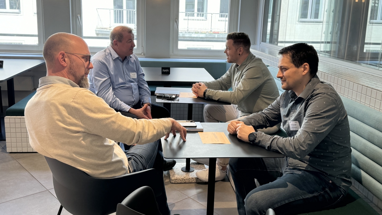 Teilnehmende im Gespräch während dem Business-Speed-Dating.